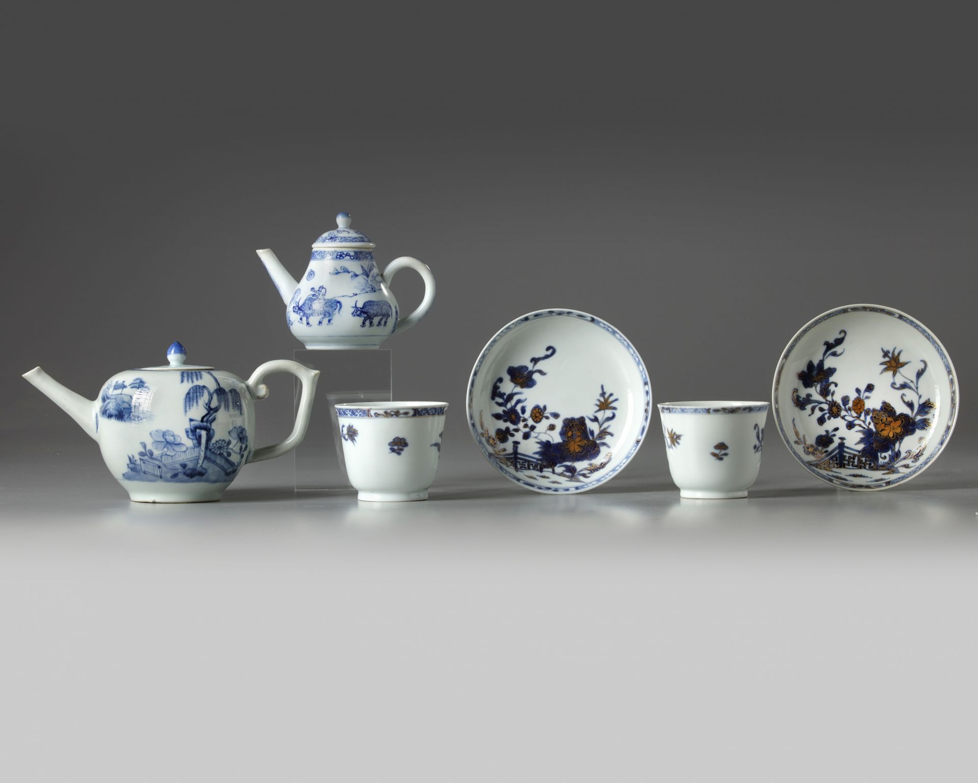 A group of Chinese blue and white teapots, cups, and saucers - Image 2 of 4