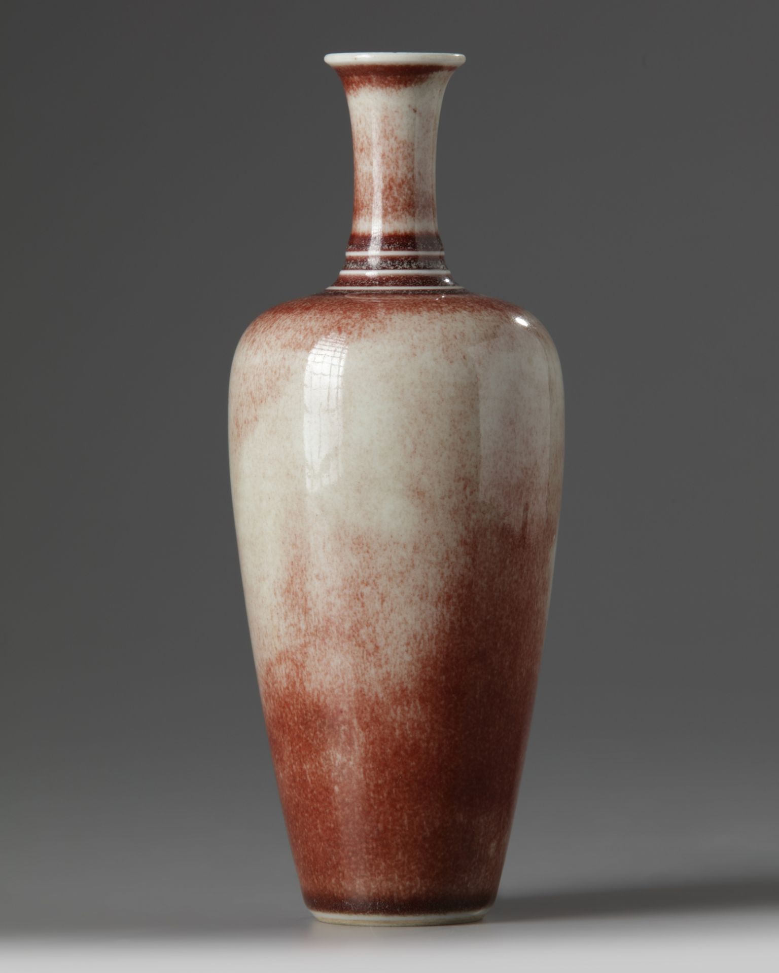 A Chinese peachbloom-glazed vase, laifuzun - Bild 2 aus 4