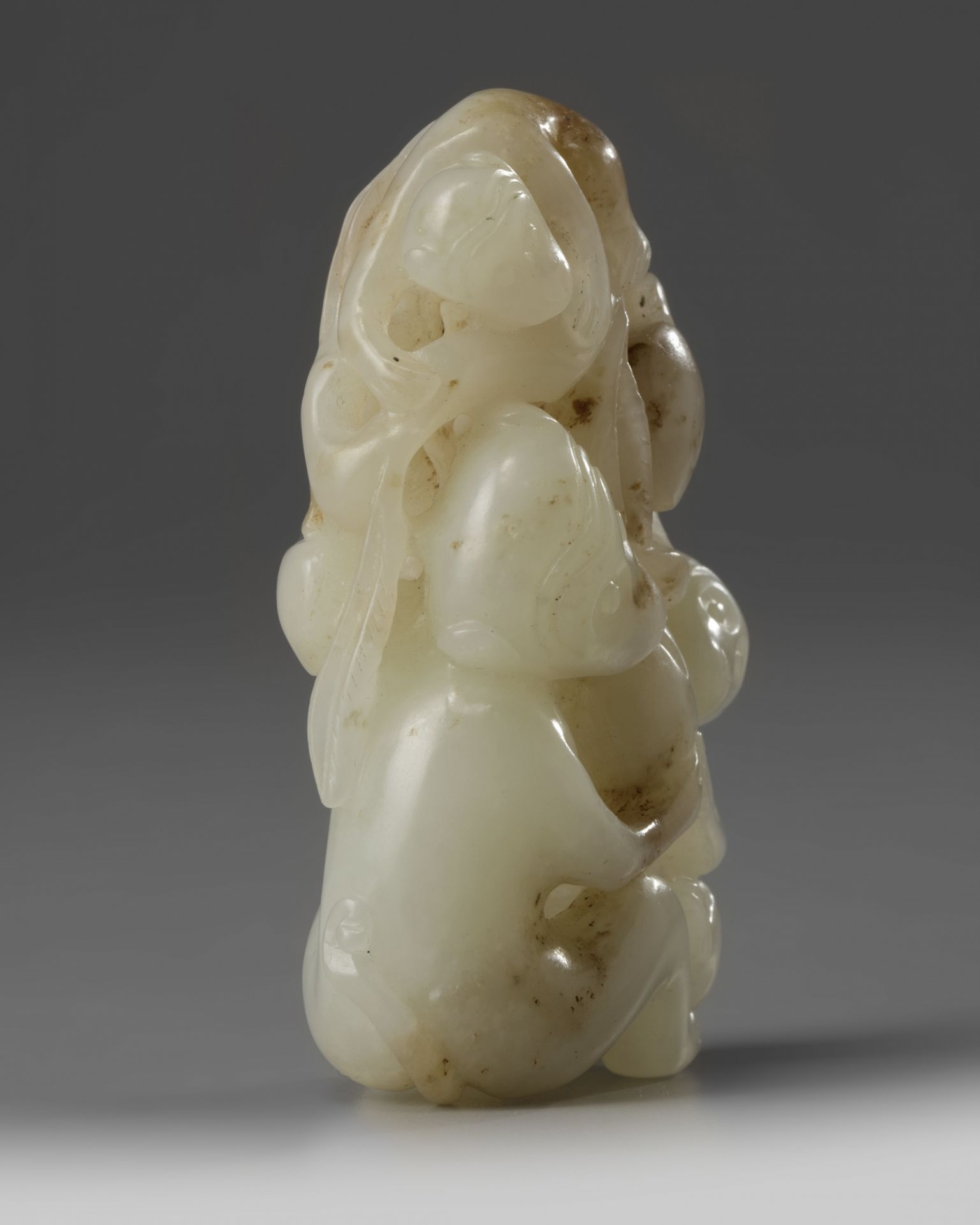 A Chinese white jade 'monkey and peach' group - Bild 3 aus 3
