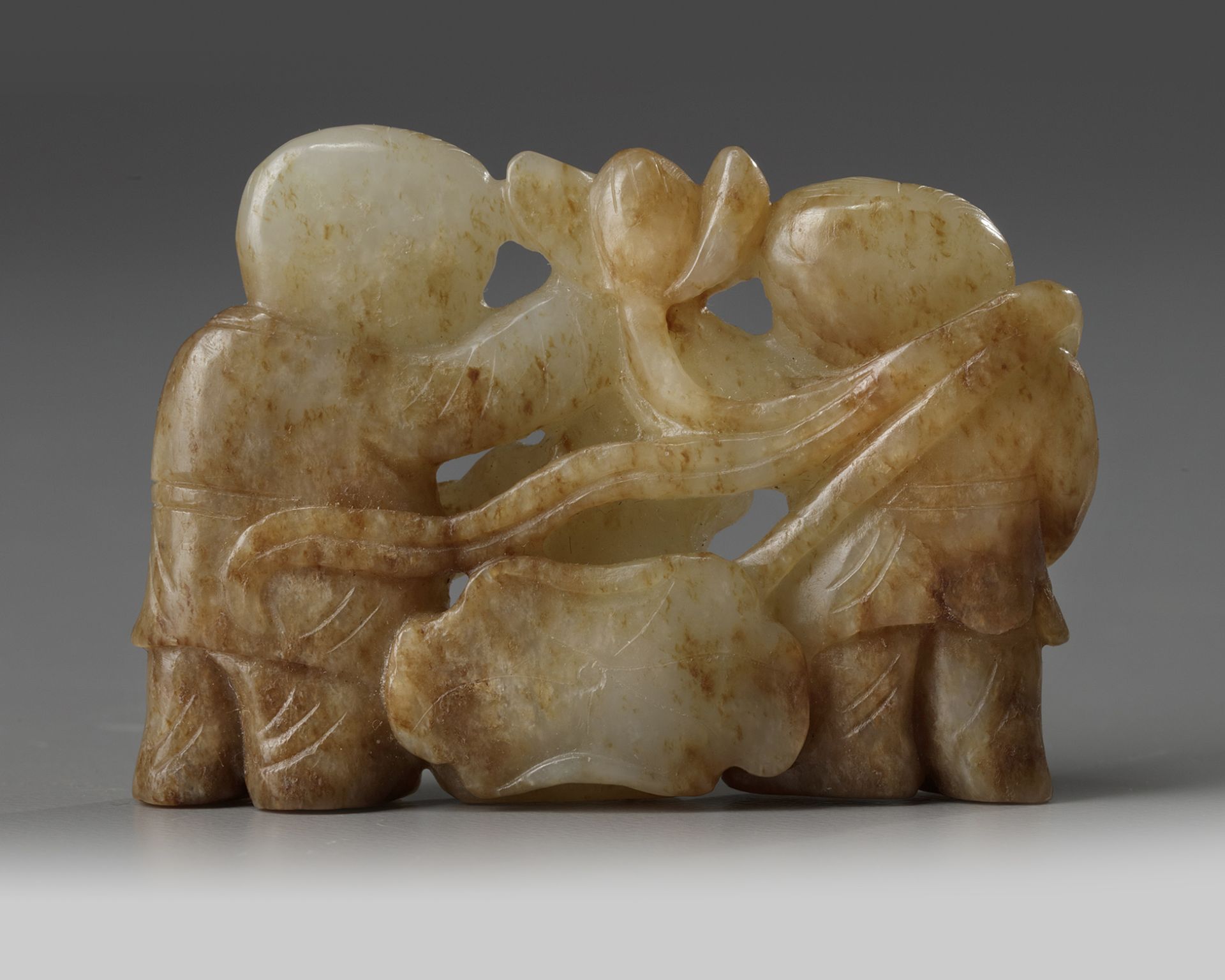 A Chinese celadon and russet jade 'Hehe Erxian' carving - Bild 2 aus 3