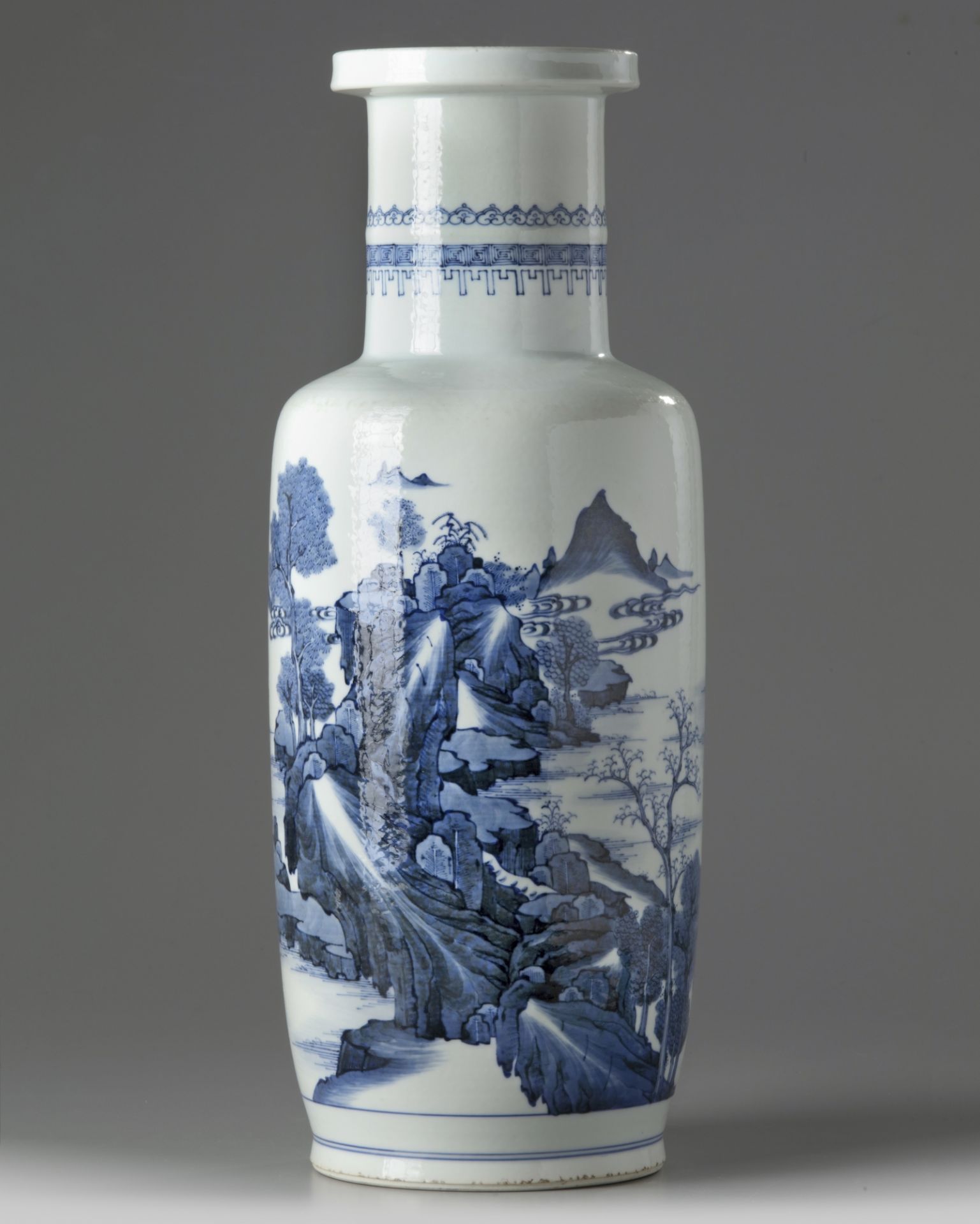 A Chinese blue and white rouleau vase - Bild 2 aus 5