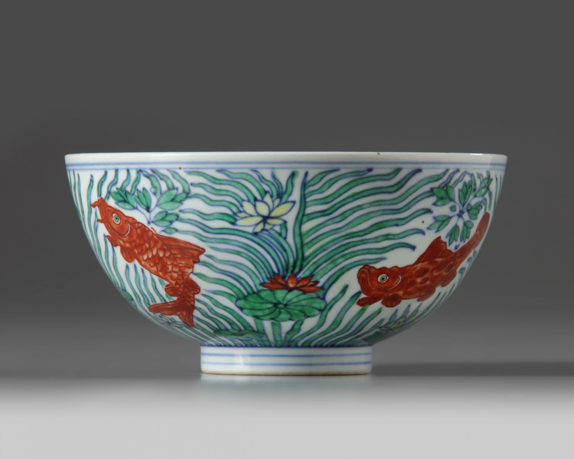 A Chinese doucai 'fish' bowl - Bild 2 aus 4