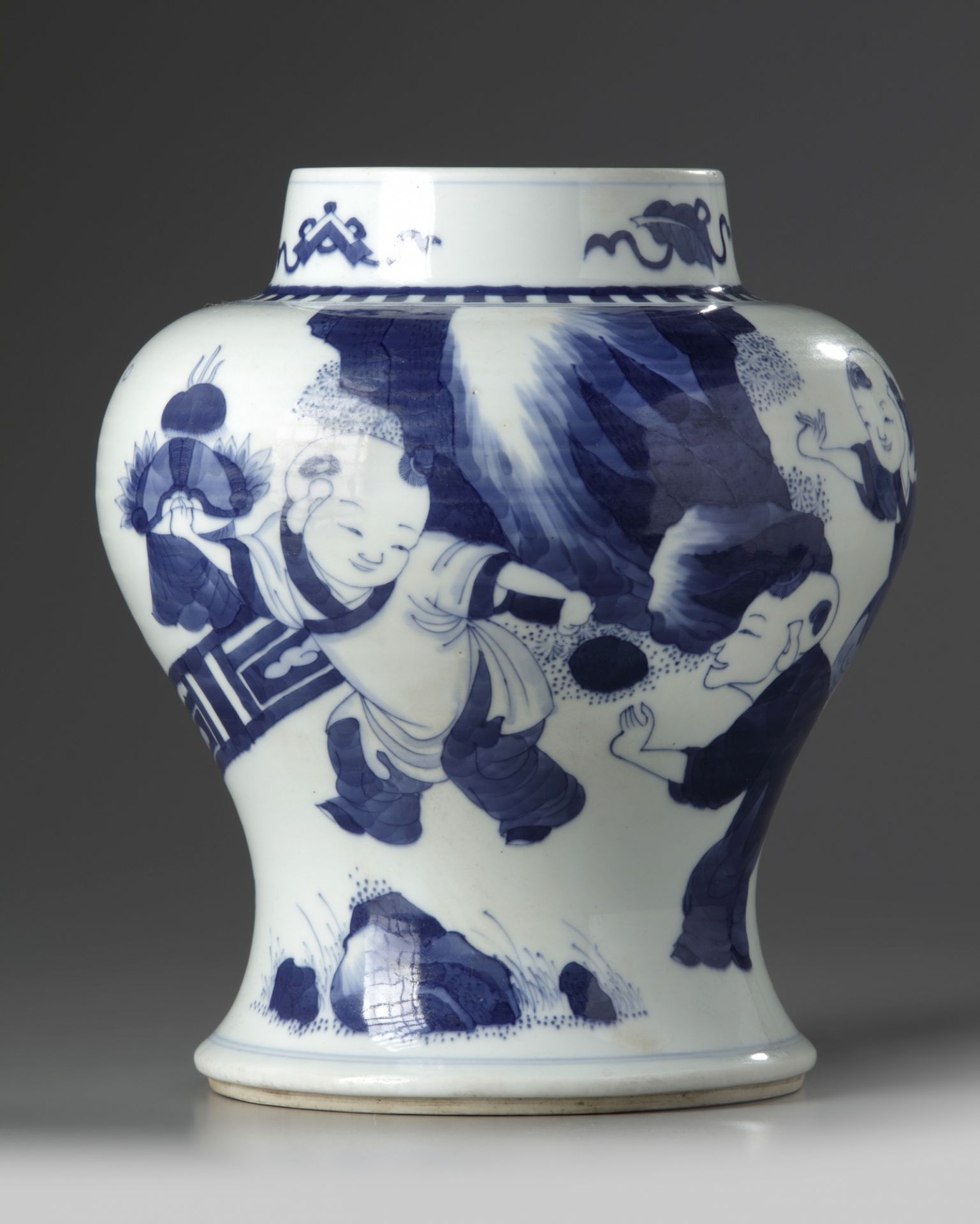 A Chinese blue and white 'boys' vase - Bild 2 aus 5