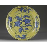 A Chinese yellow-ground blue and white 'gardenia' dish