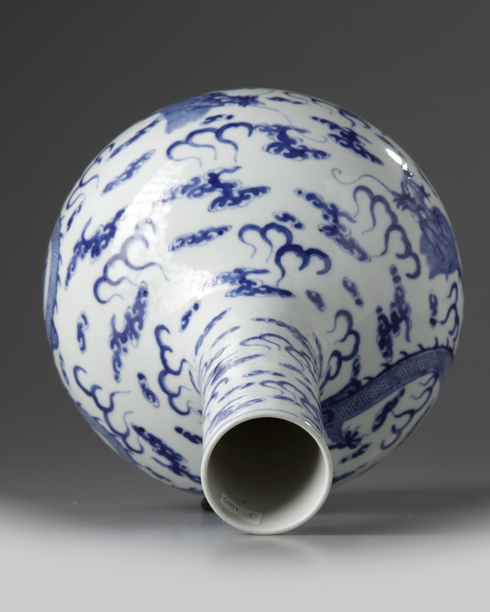 A Chinese blue and white 'dragon' bottle vase - Image 4 of 5