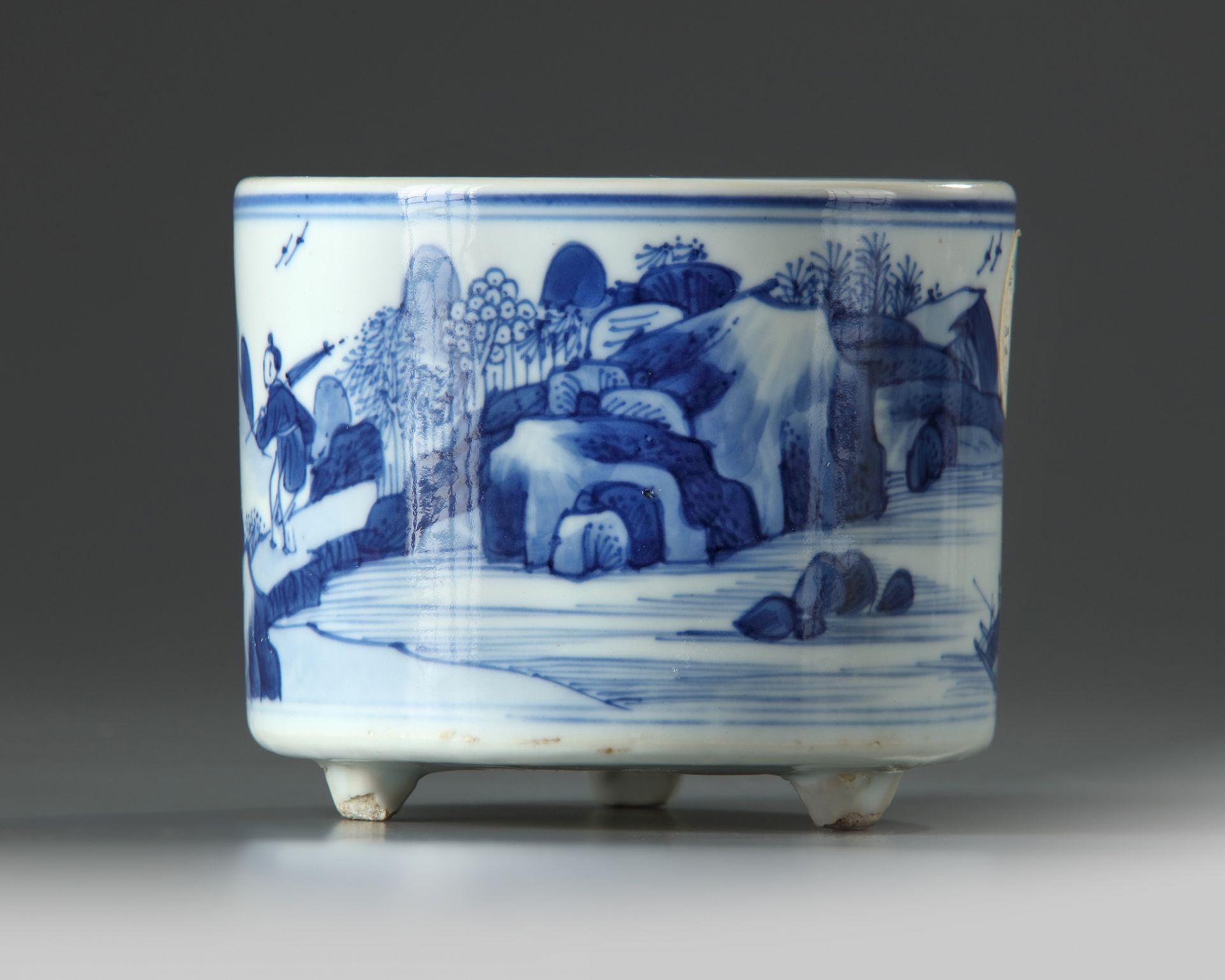 A small Chinese blue and white cylindrical censer - Bild 3 aus 5