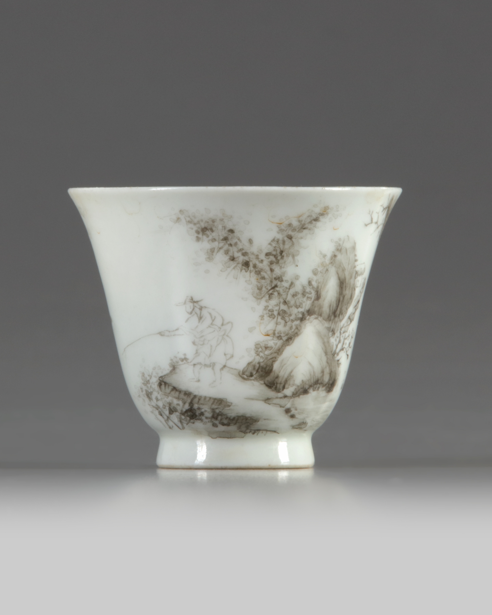 A Chinese en grisaille-decorated cup - Image 2 of 5