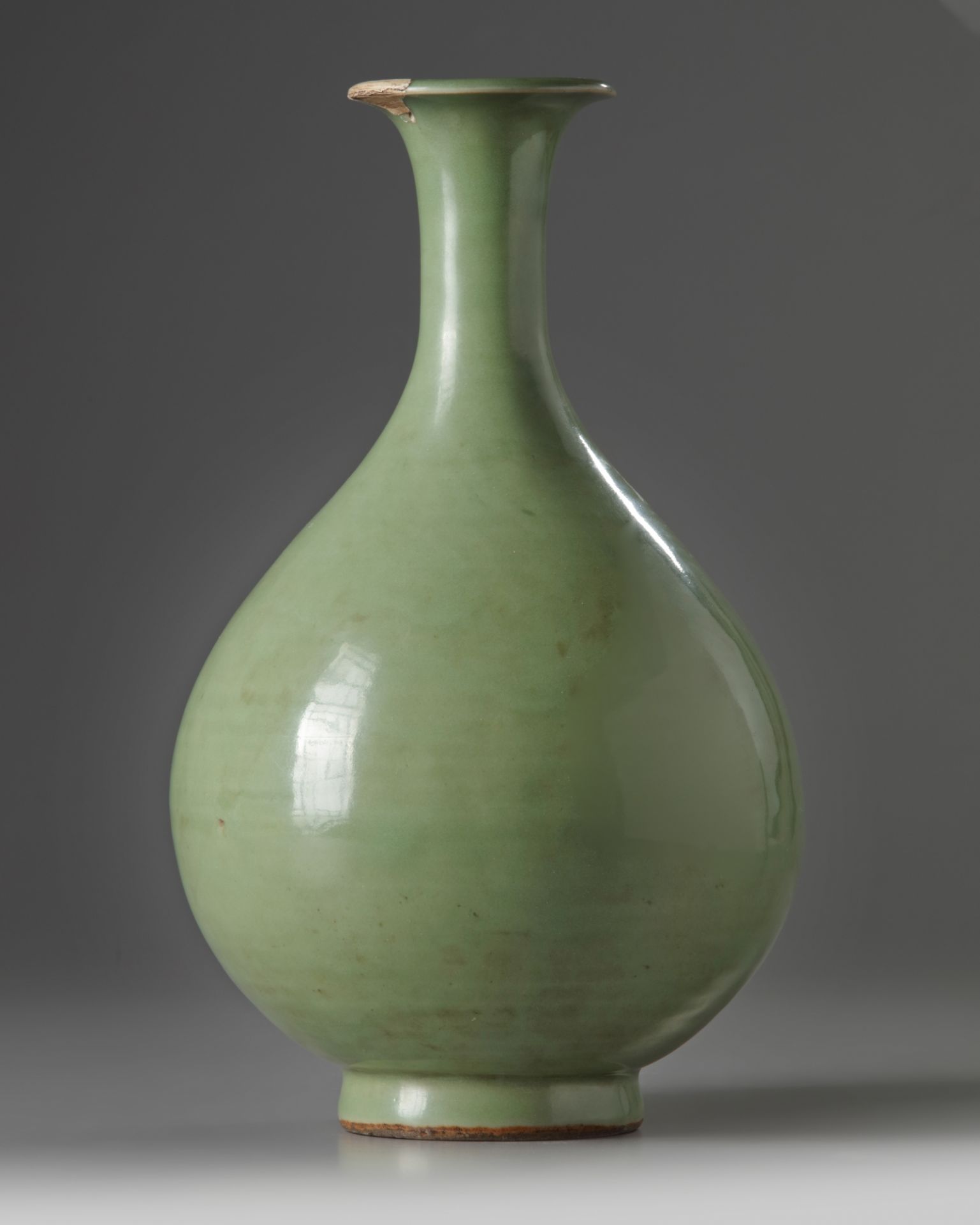 A Chinese celadon glazed pear-shaped vase, yuhuchunping - Bild 2 aus 4