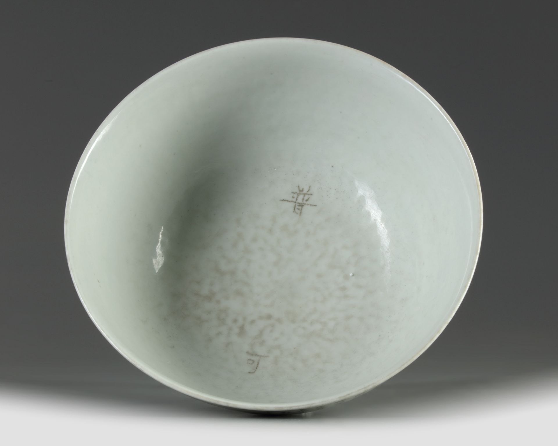 A large Chinese Qianjiang-style bowl - Bild 5 aus 6