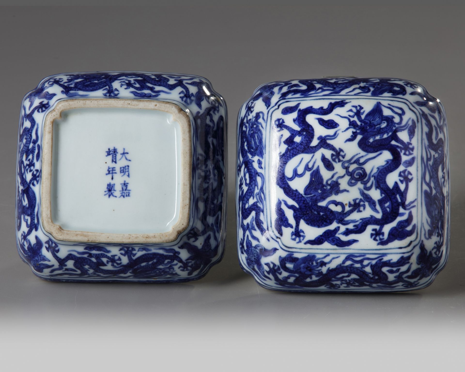 A Chinese blue and white square-section box and cover - Bild 3 aus 3