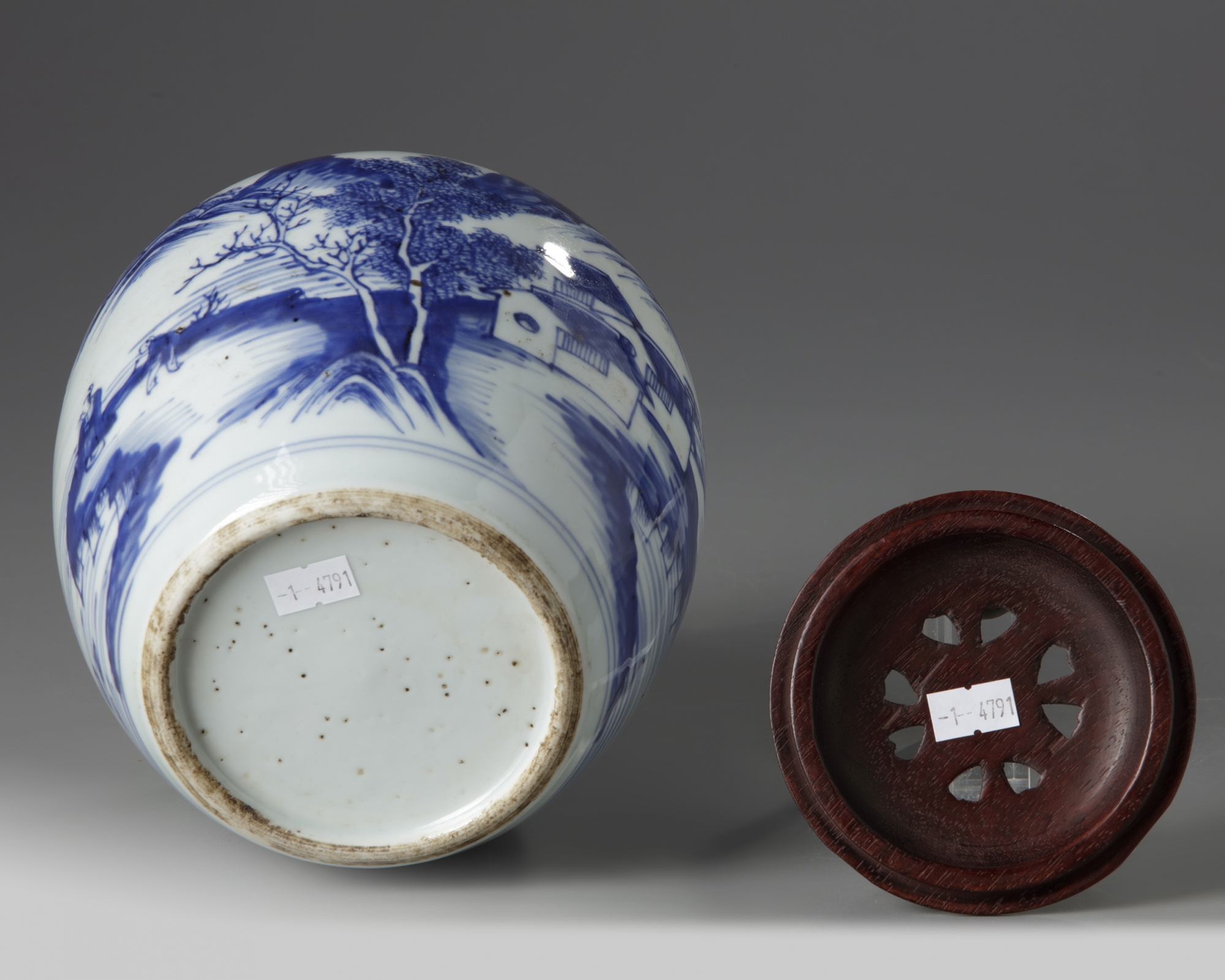 A Chinese blue and white jar - Image 4 of 4