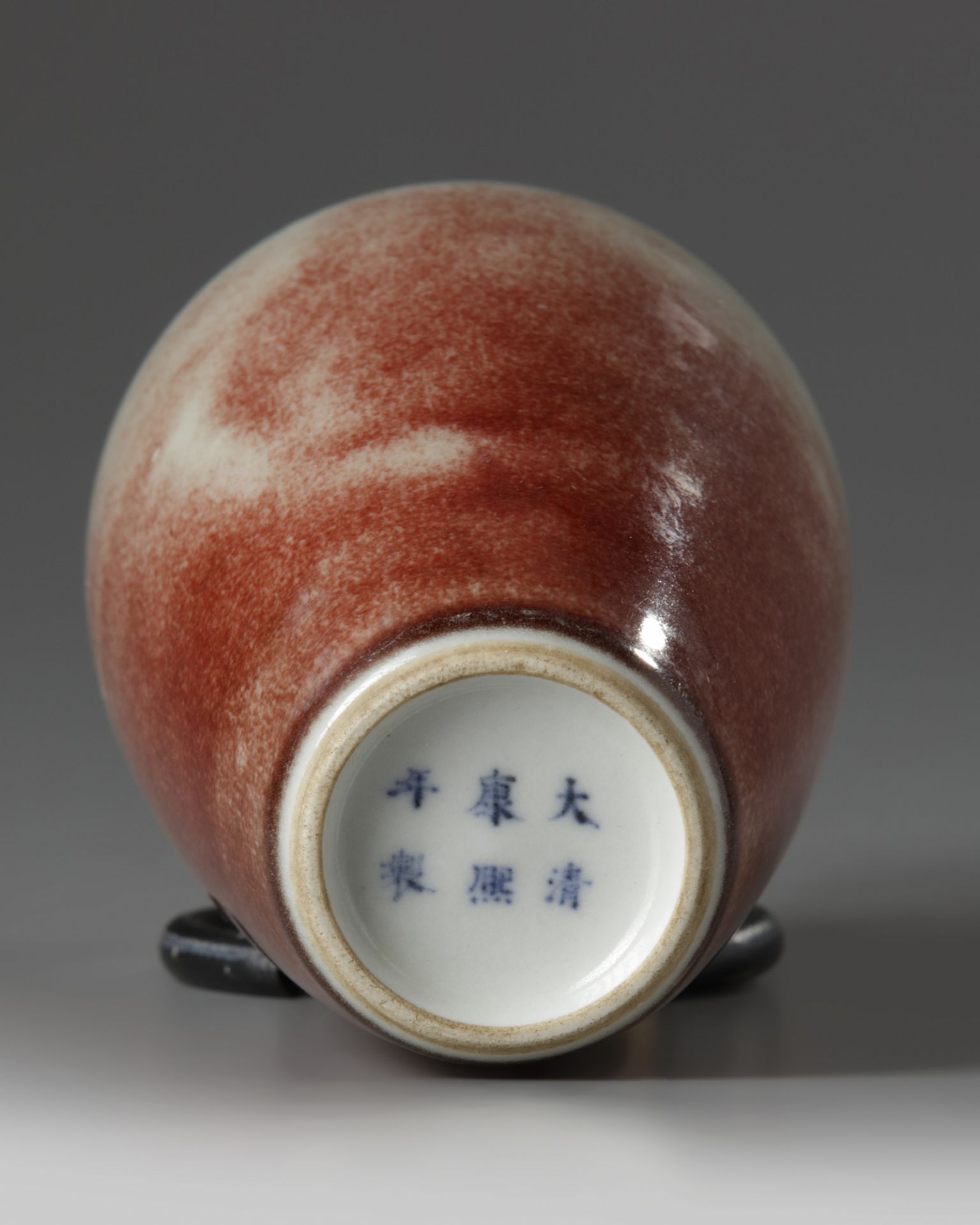 A Chinese peachbloom-glazed vase, laifuzun - Bild 4 aus 4