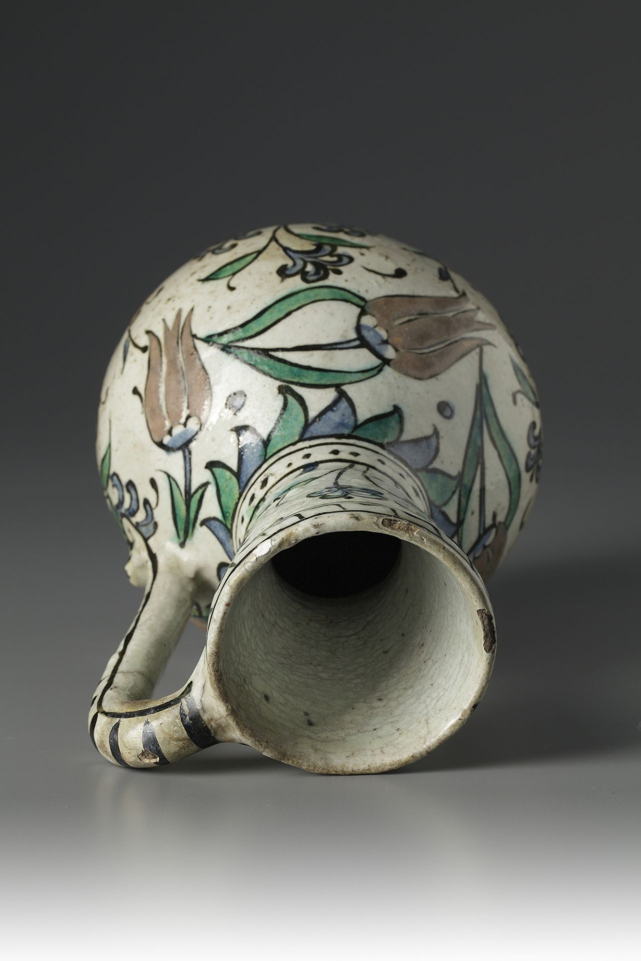 An Iznik pottery jug - Image 2 of 4