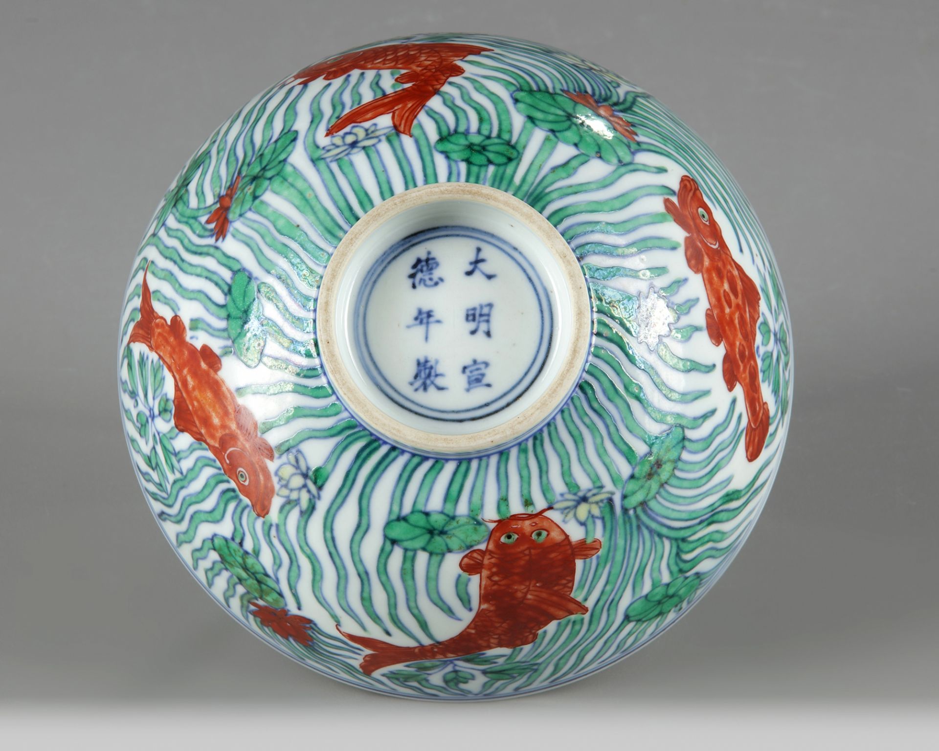 A Chinese doucai 'fish' bowl - Bild 4 aus 4