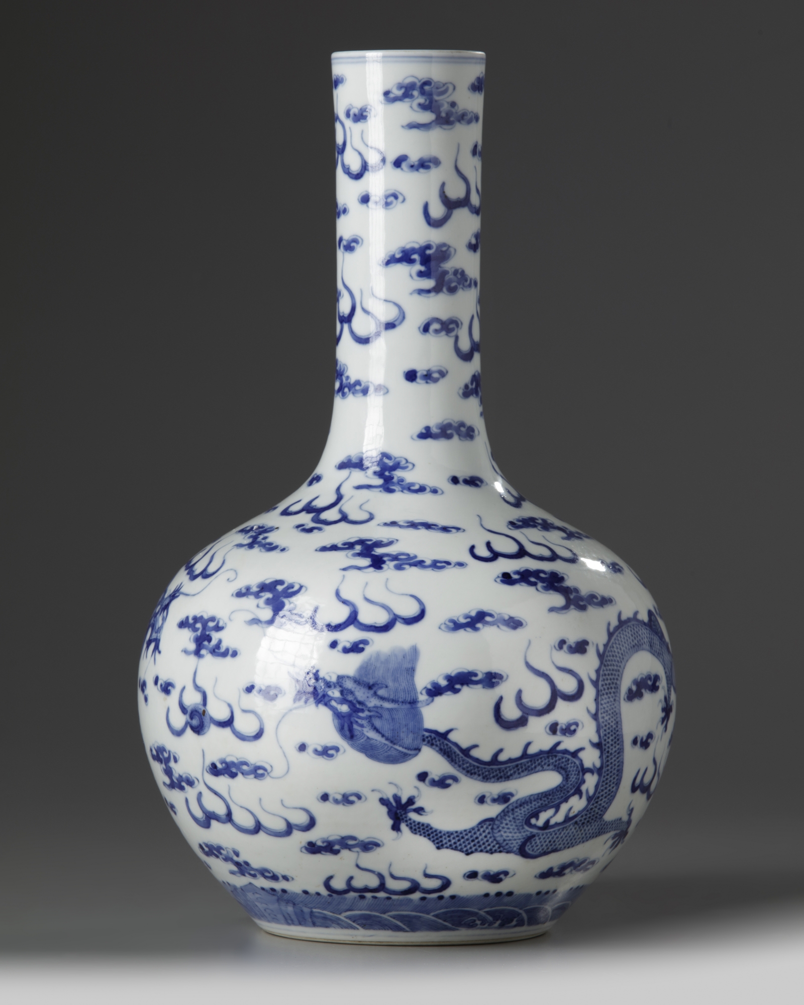 A Chinese blue and white 'dragon' bottle vase - Image 3 of 5