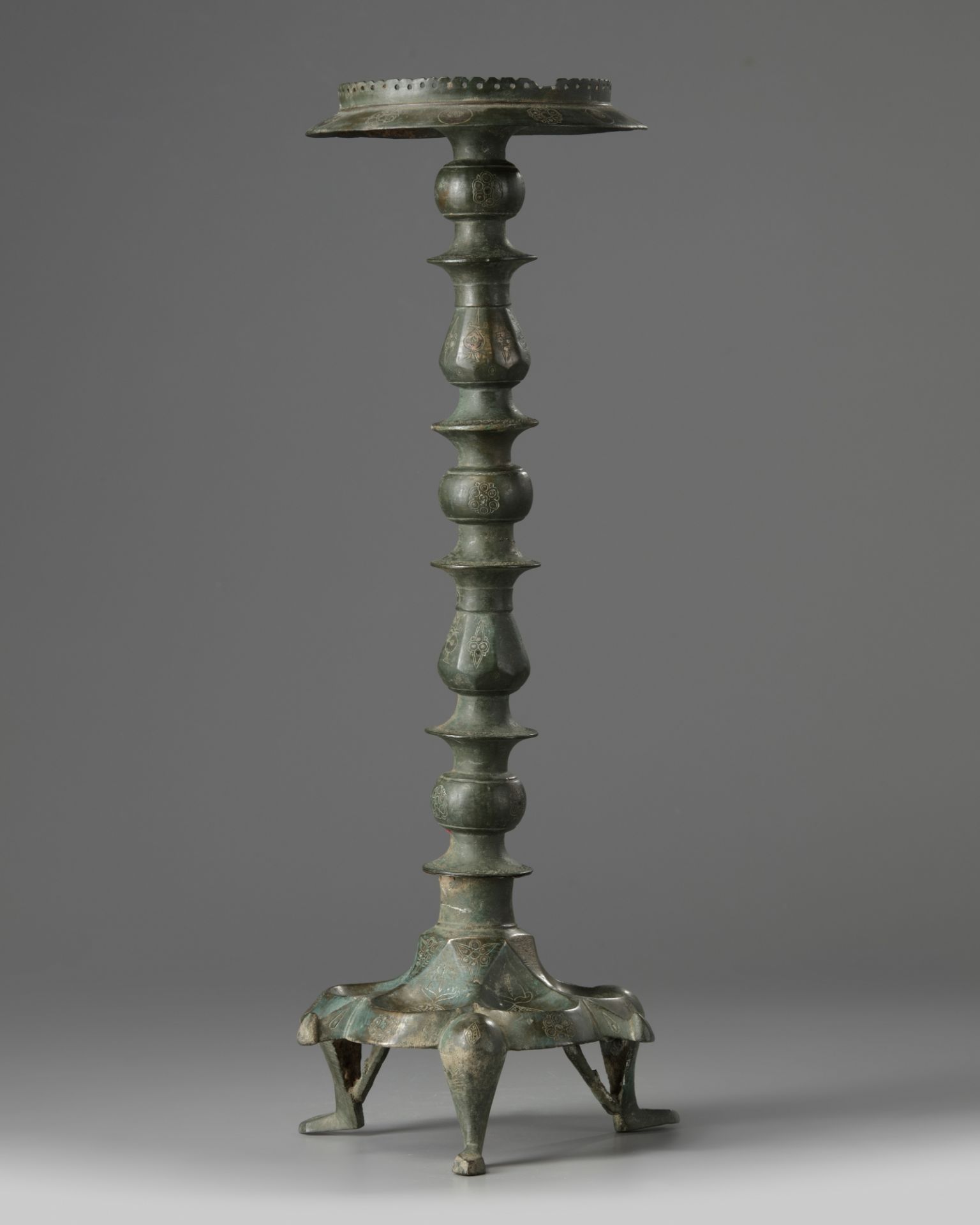 An Islamic bronze oil lamp stand - Bild 2 aus 4