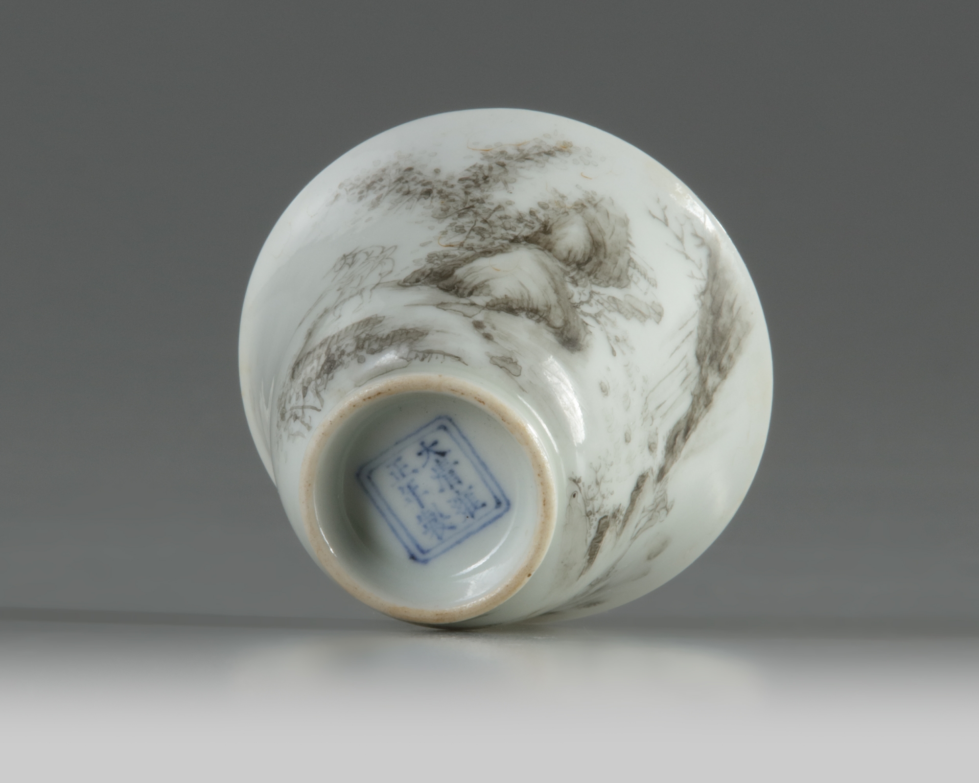 A Chinese en grisaille-decorated cup - Image 5 of 5