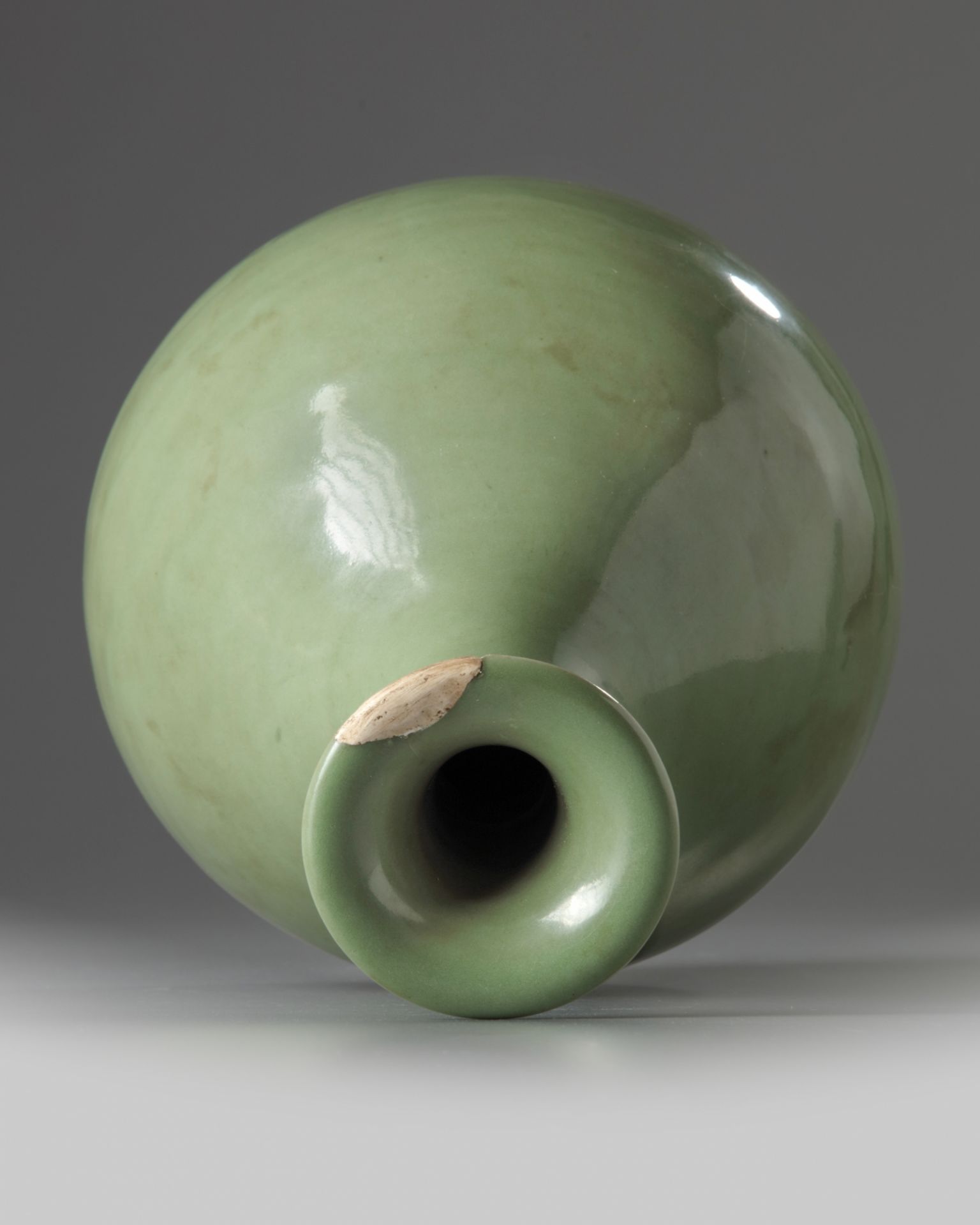 A Chinese celadon glazed pear-shaped vase, yuhuchunping - Bild 3 aus 4