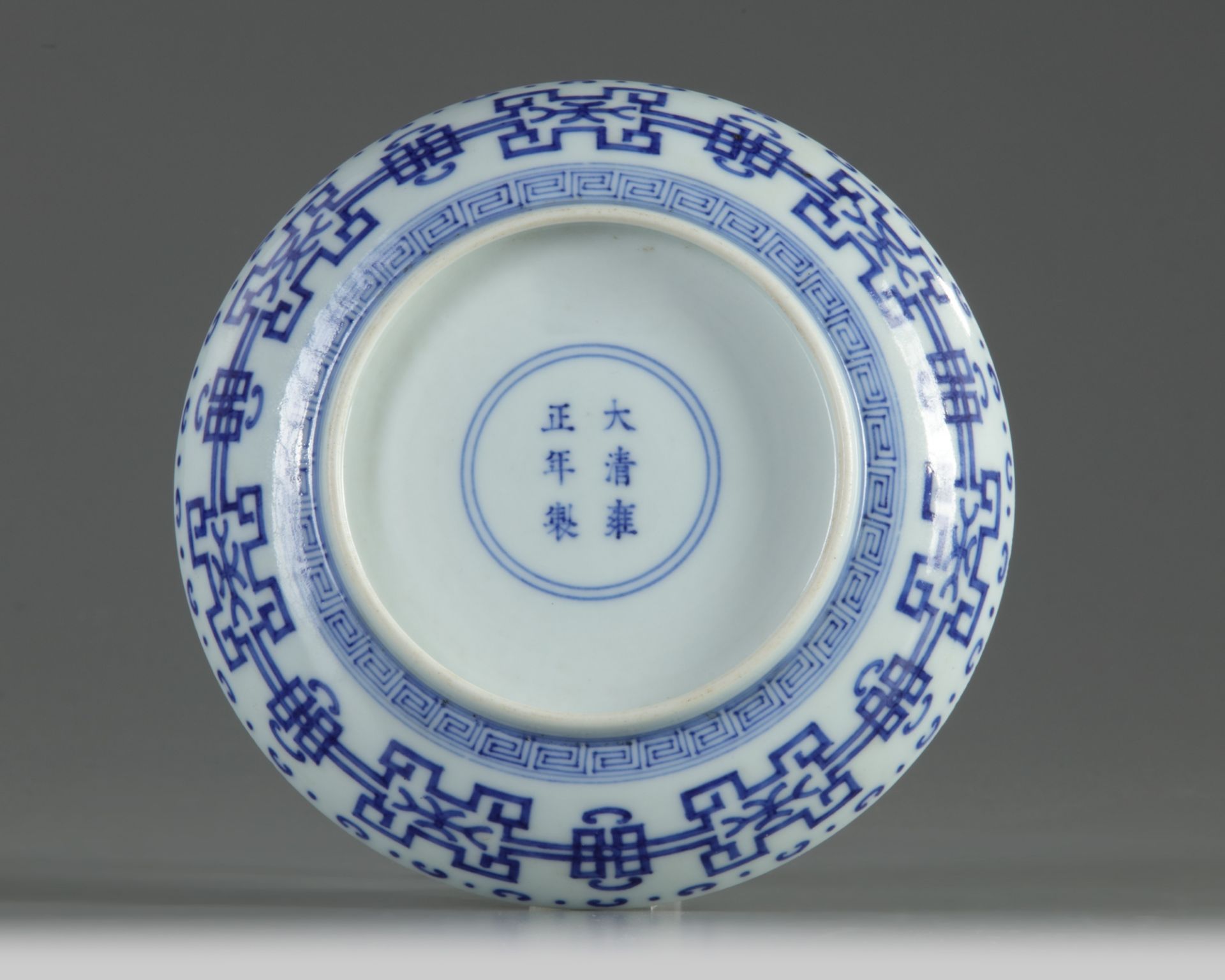 A Chinese blue and white 'peach' dish - Bild 2 aus 2