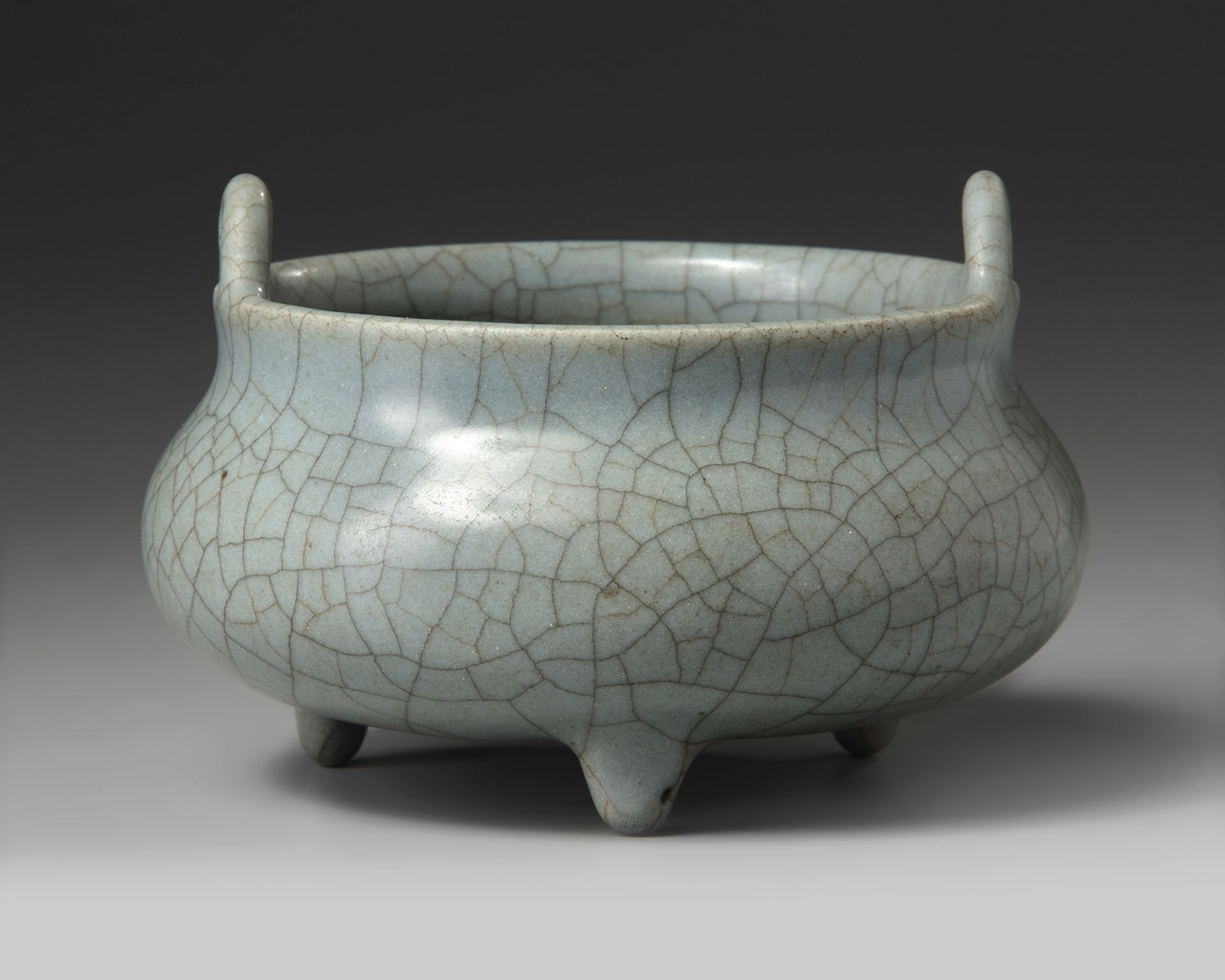 A Chinese grey crackle-glazed tripod censer - Bild 2 aus 4