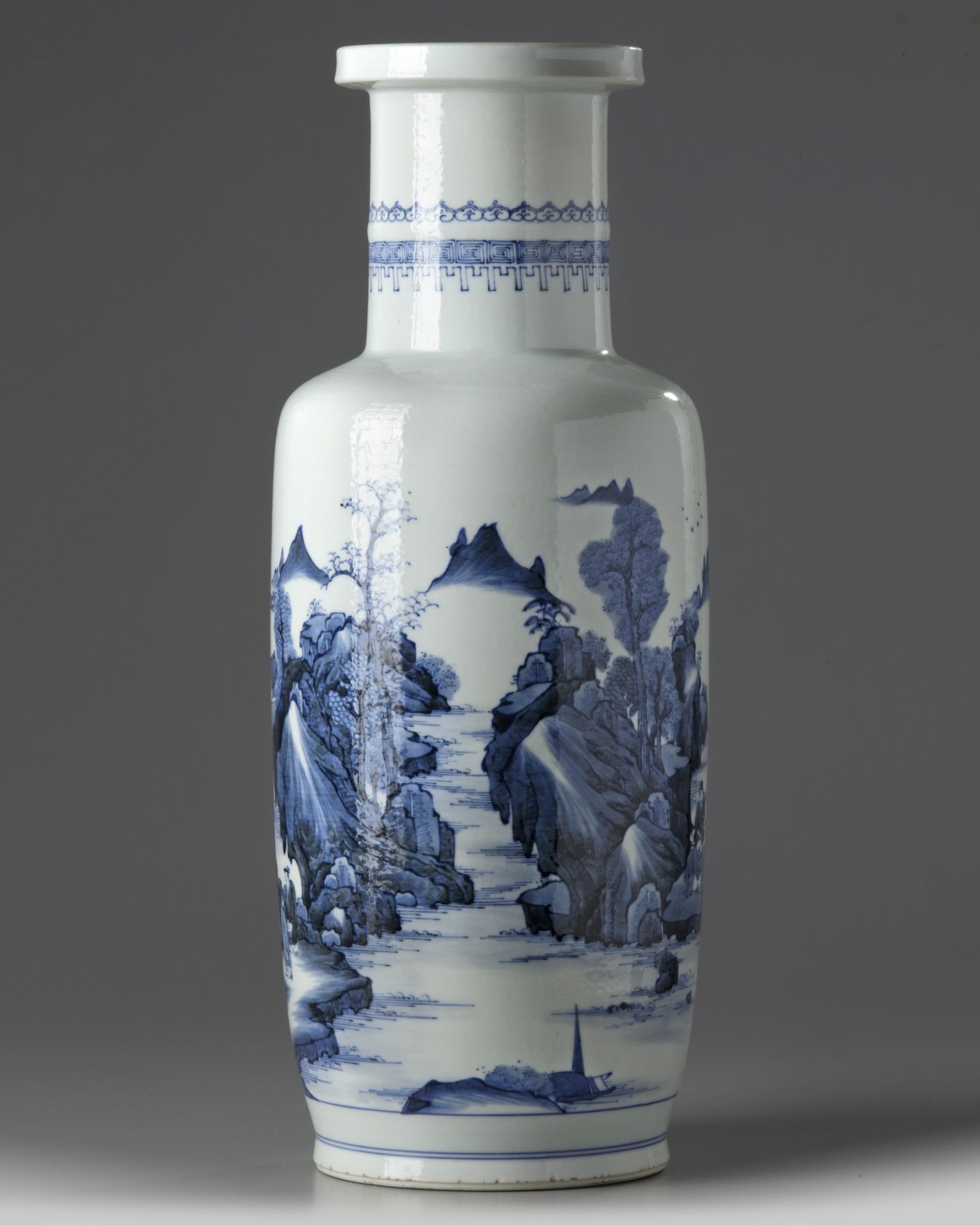 A Chinese blue and white rouleau vase - Bild 3 aus 5