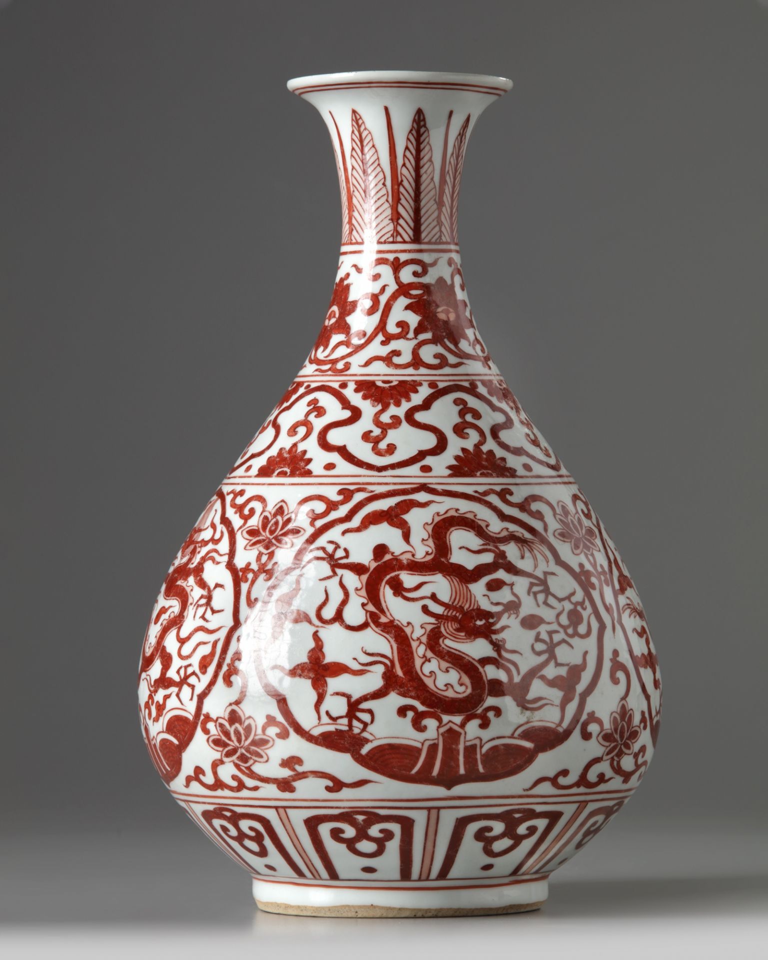 A Chinese iron-red-decorated pear-shaped vase, yuhuchunping - Bild 3 aus 5