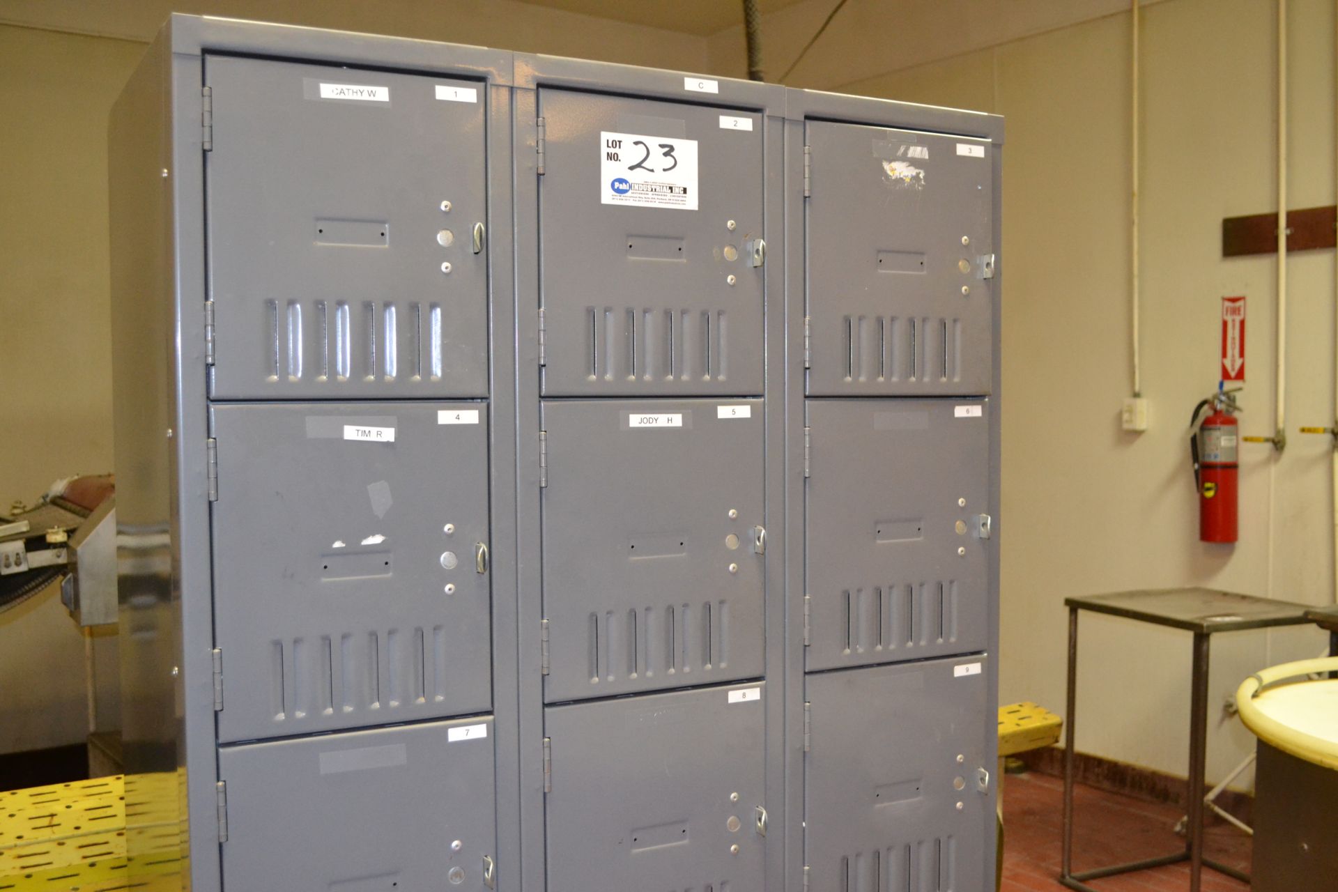 18 door locker cabinet