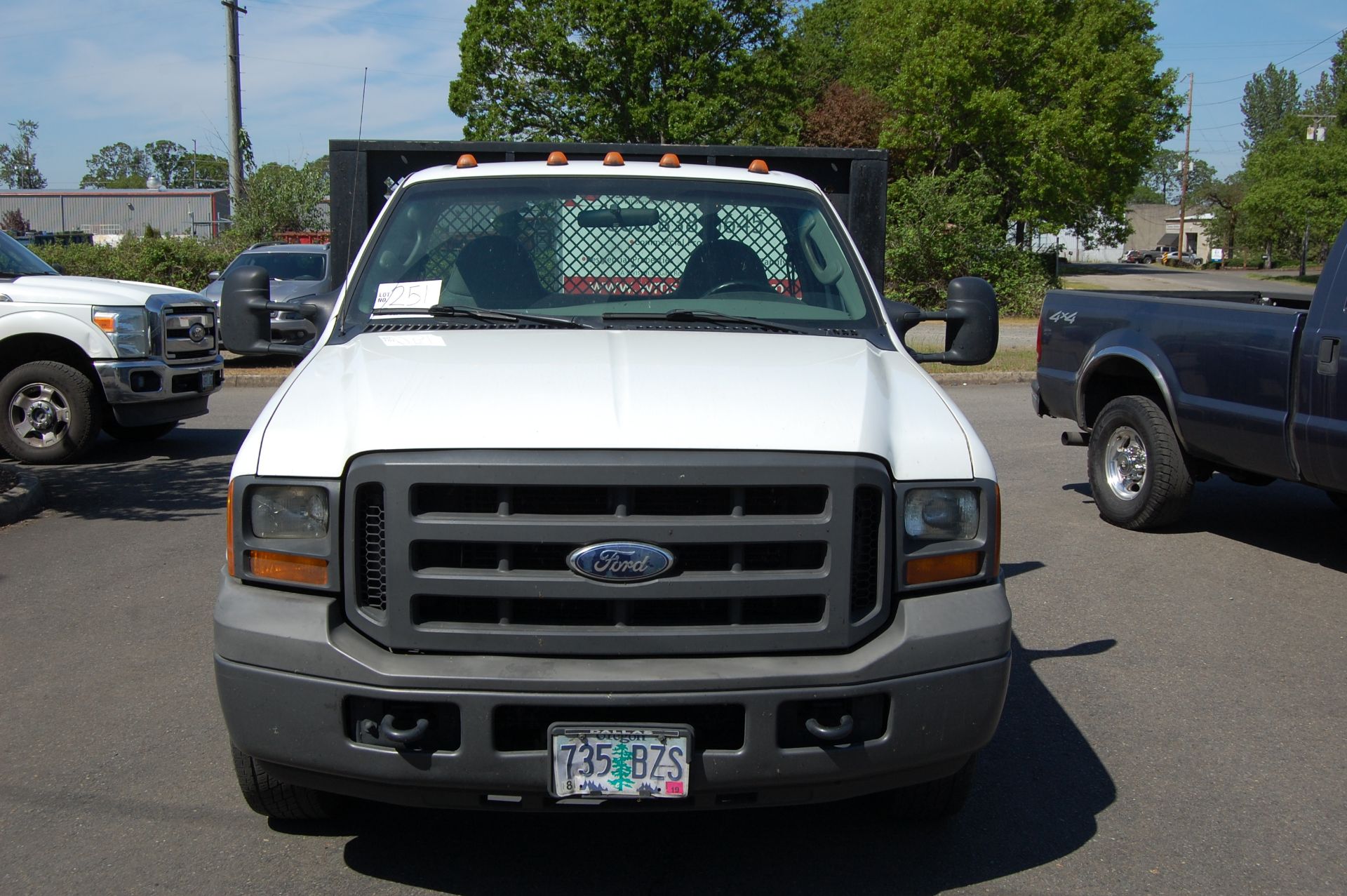 2005 Ford R-350 flatbed Auto - Image 2 of 6