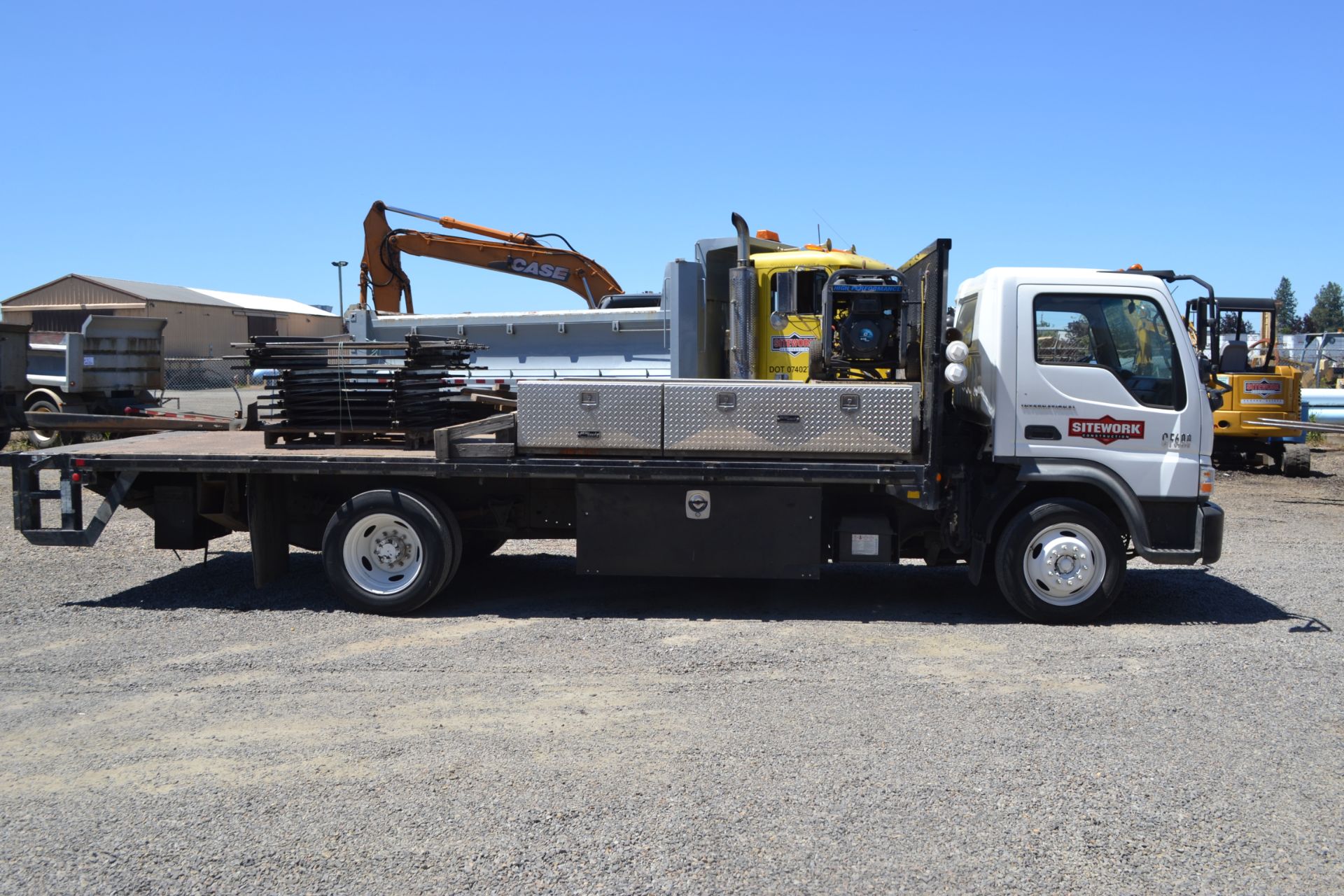 2006 International CF600 4x2 20' Flatbed Truck P/W VT275 Diesel - 140,678 Miles - Image 2 of 7