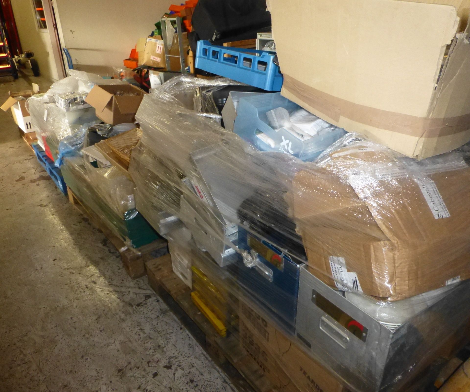 Large Quantity of Catering Sundries on 4 Pallets to include: Plastic & Metal Cutlery, Crockery, - Image 4 of 4