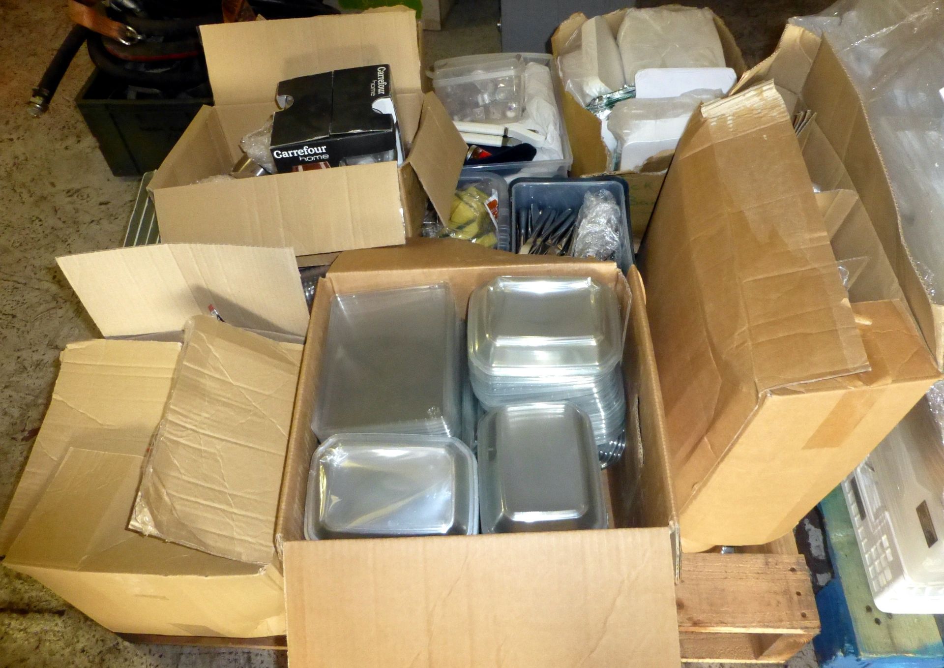 Large Quantity of Catering Sundries on 4 Pallets to include: Plastic & Metal Cutlery, Crockery, - Image 2 of 4