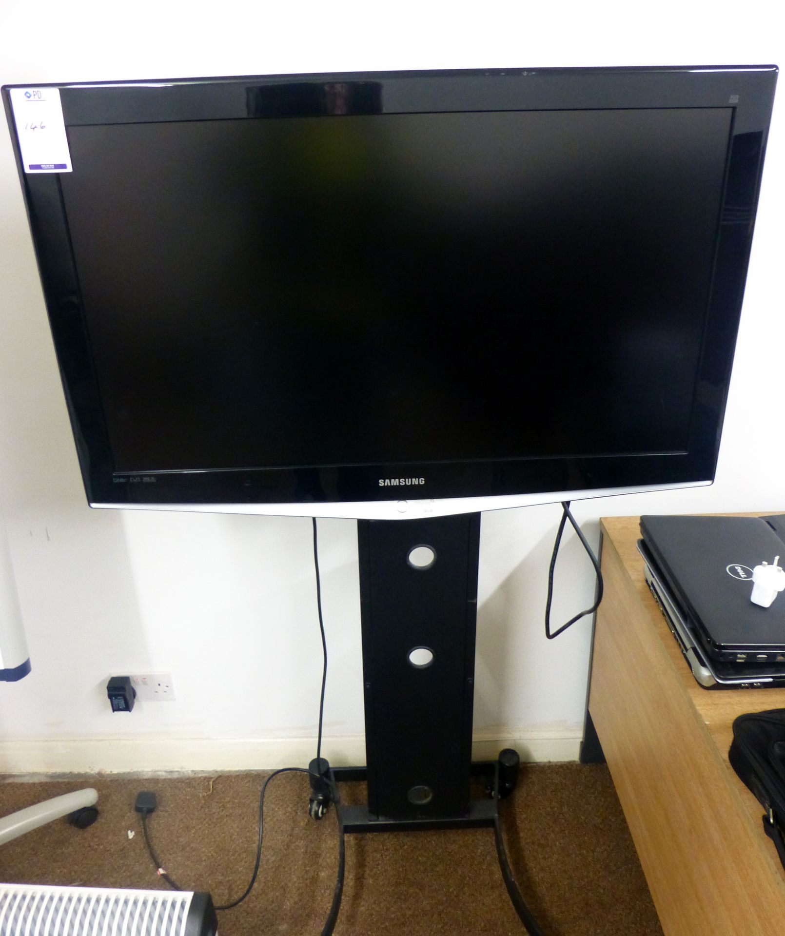 Samsung LE40R74BD LCD TV with Mobile Stand (Located 82 Rolfe Street, Smethwick, B66 2AX)