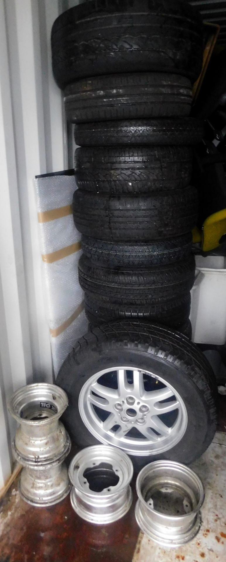 Quantity of steel wheels with tyres, Land Rover alloy wheel & tyre and small alloys (Located