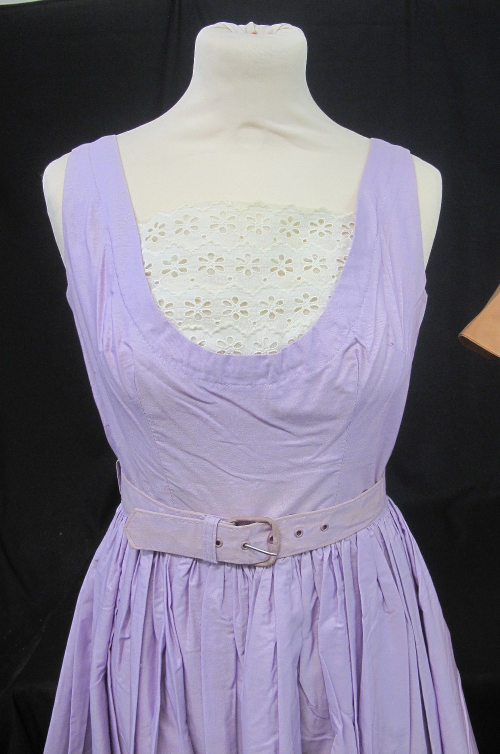 Five cotton 1950's summer dresses to include: lilac belted dress with lace insert, - Image 7 of 8