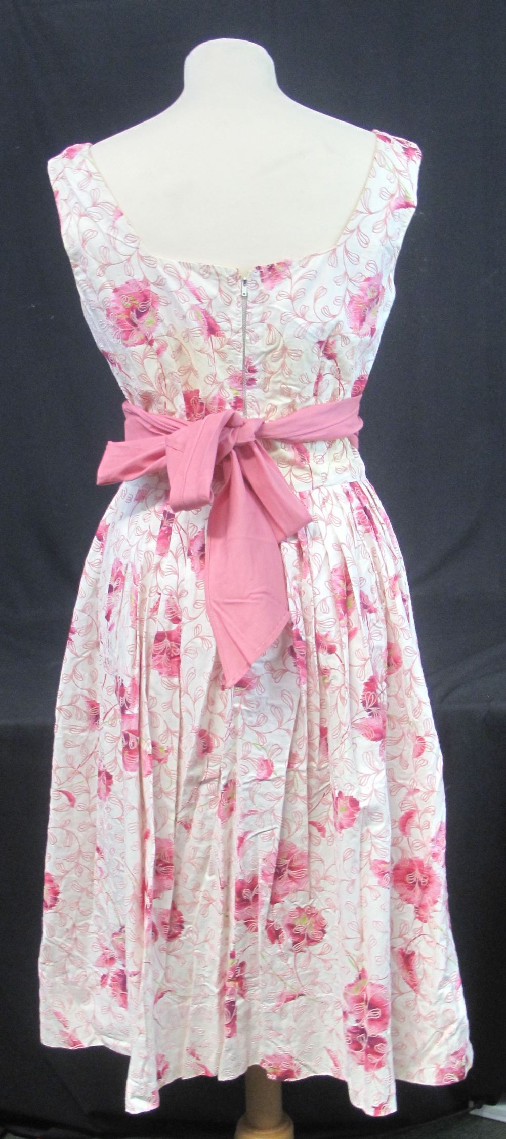 Five cotton 1950's summer dresses to include: lilac belted dress with lace insert, - Image 5 of 8