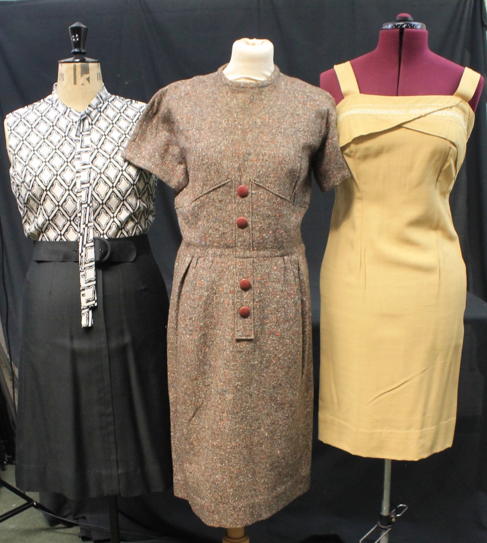 Collection of 50's/60's vintage dress suits to include: a yellow dress with white embroidery to top - Image 4 of 7