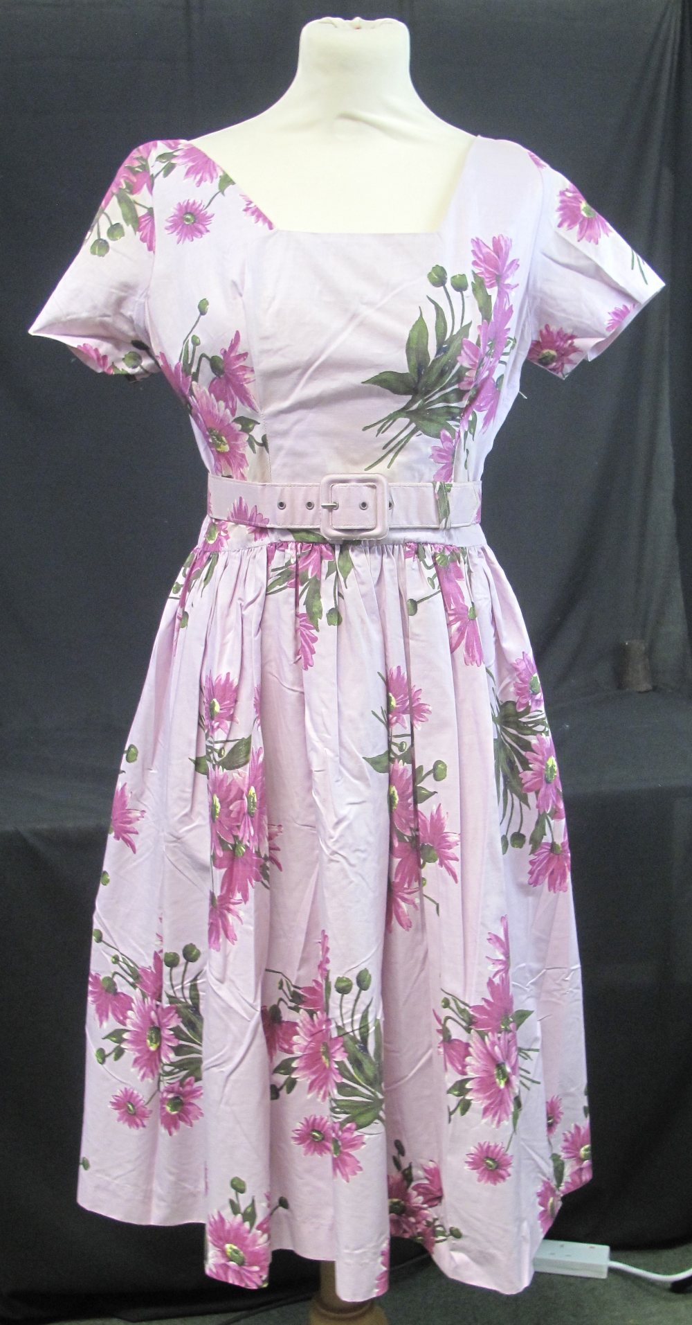 Five cotton 1950's summer dresses to include: lilac belted dress with lace insert, - Image 3 of 8