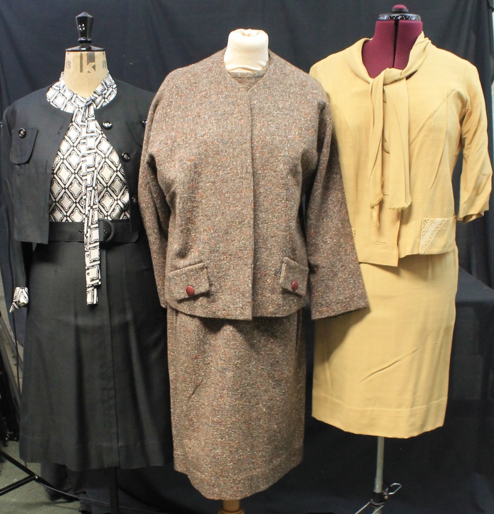 Collection of 50's/60's vintage dress suits to include: a yellow dress with white embroidery to top - Image 2 of 7