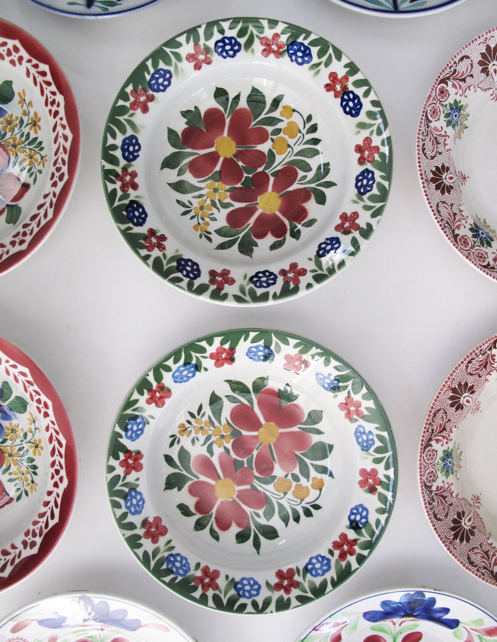 A collection of twelve antique Folk Art ceramic plates comprising six pairs of floral hand decorated - Bild 6 aus 13