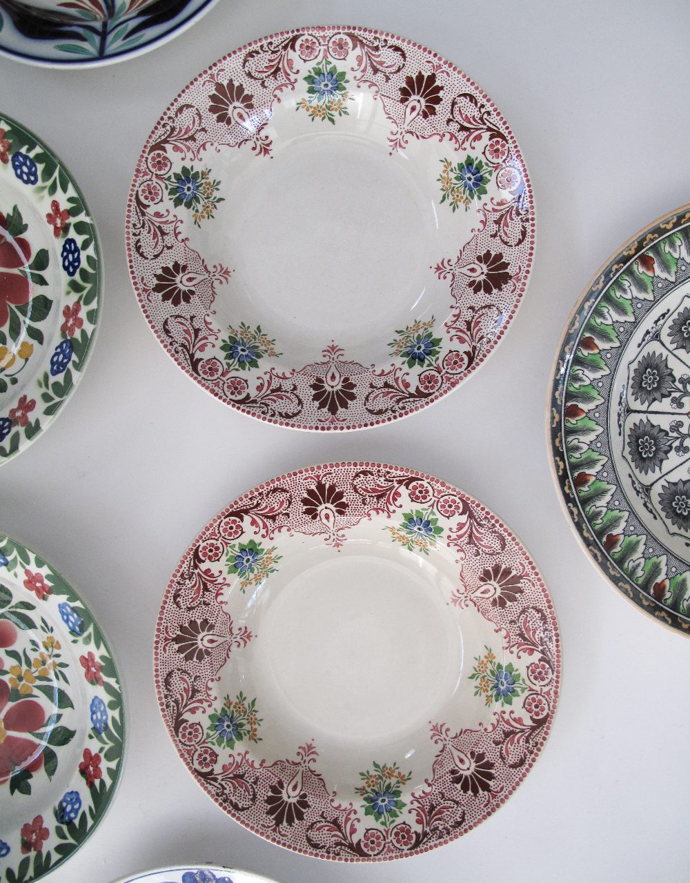 A collection of twelve antique Folk Art ceramic plates comprising six pairs of floral hand decorated - Bild 8 aus 13