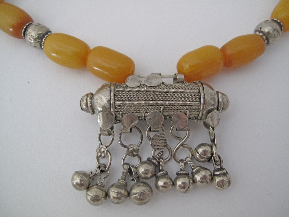 An amber and white metal necklace with a center pendant L60cm. - Image 2 of 2