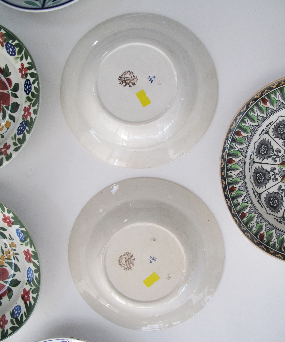 A collection of twelve antique Folk Art ceramic plates comprising six pairs of floral hand decorated - Bild 9 aus 13