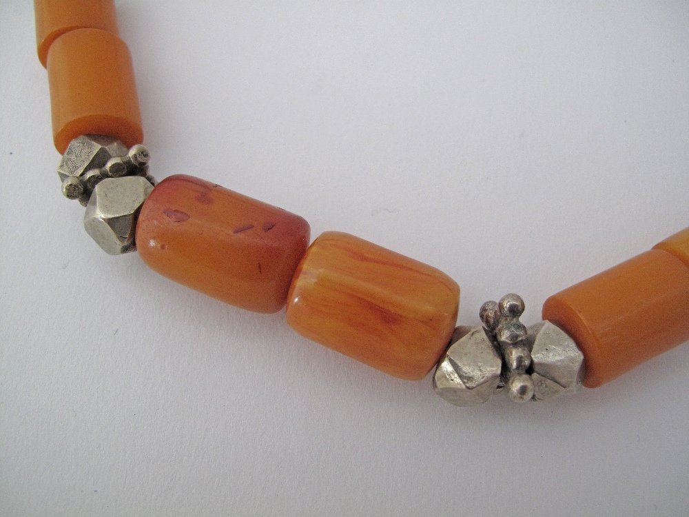An amber and white metal necklace L60cm. - Image 2 of 2