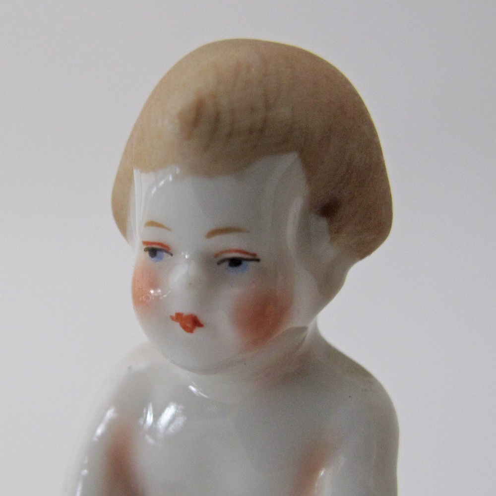 A Fine and rare German Goebel porcelain figure of two children c1950s H8cm. - Bild 5 aus 6