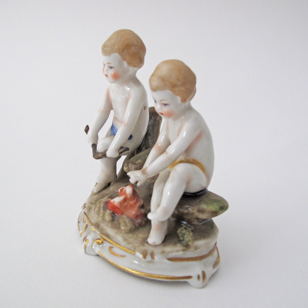 A Fine and rare German Goebel porcelain figure of two children c1950s H8cm. - Bild 4 aus 6