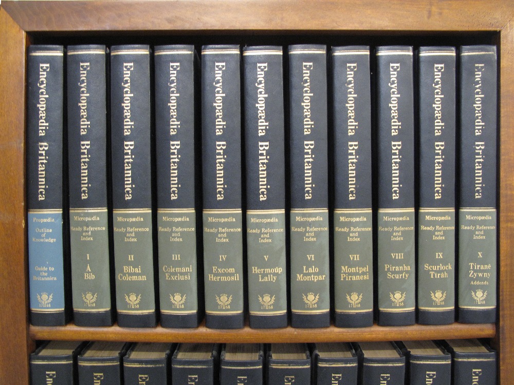 A three shelf bookcase containing 31 volumes of Encyclopaedia Britannica, 15th Edition, leather - Image 4 of 6