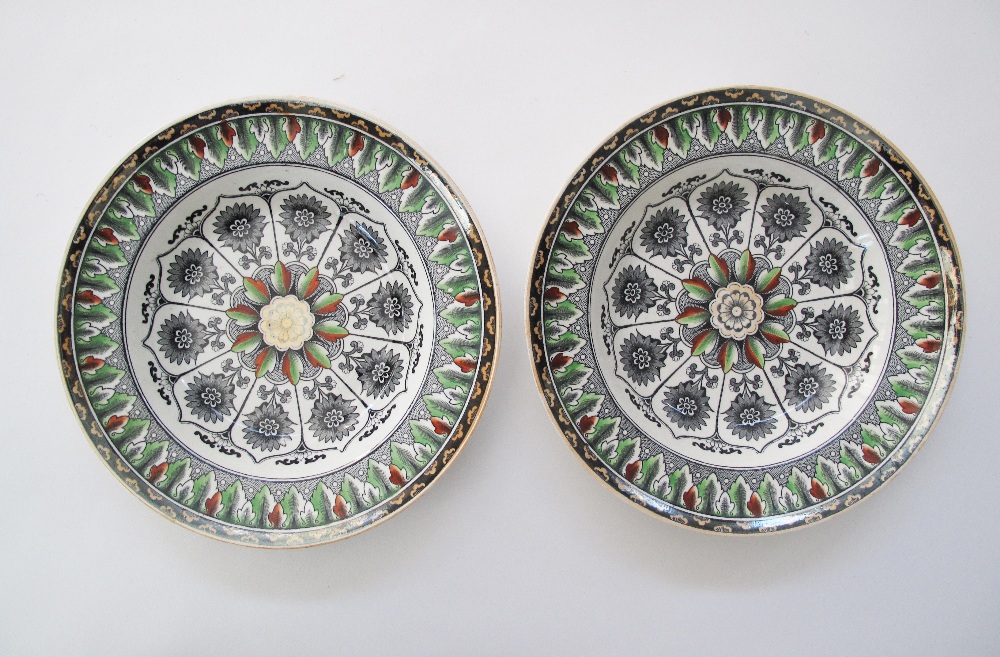 A collection of twelve antique Folk Art ceramic plates comprising six pairs of floral hand decorated - Bild 12 aus 13