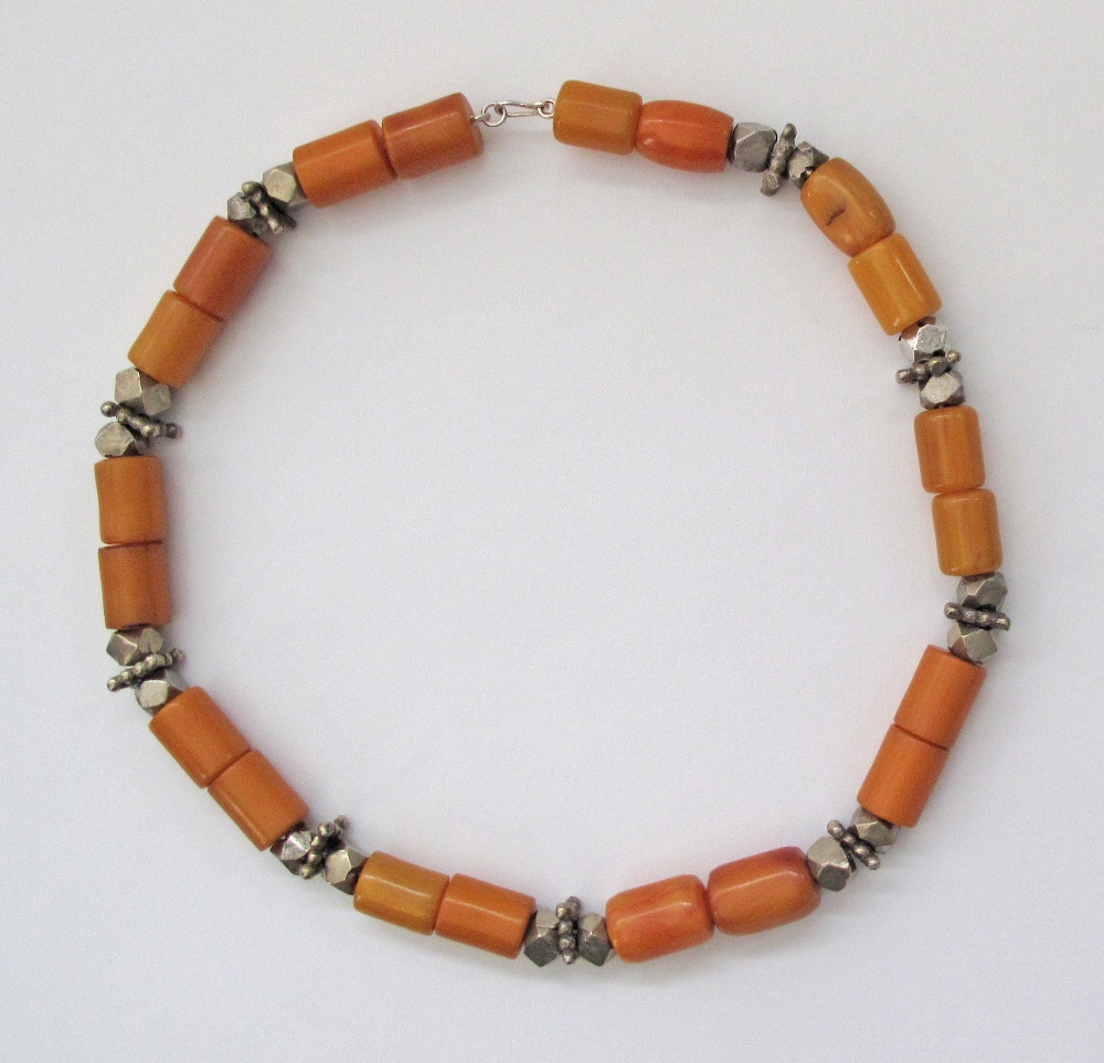 An amber and white metal necklace L60cm.
