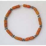 An amber and white metal necklace L60cm.