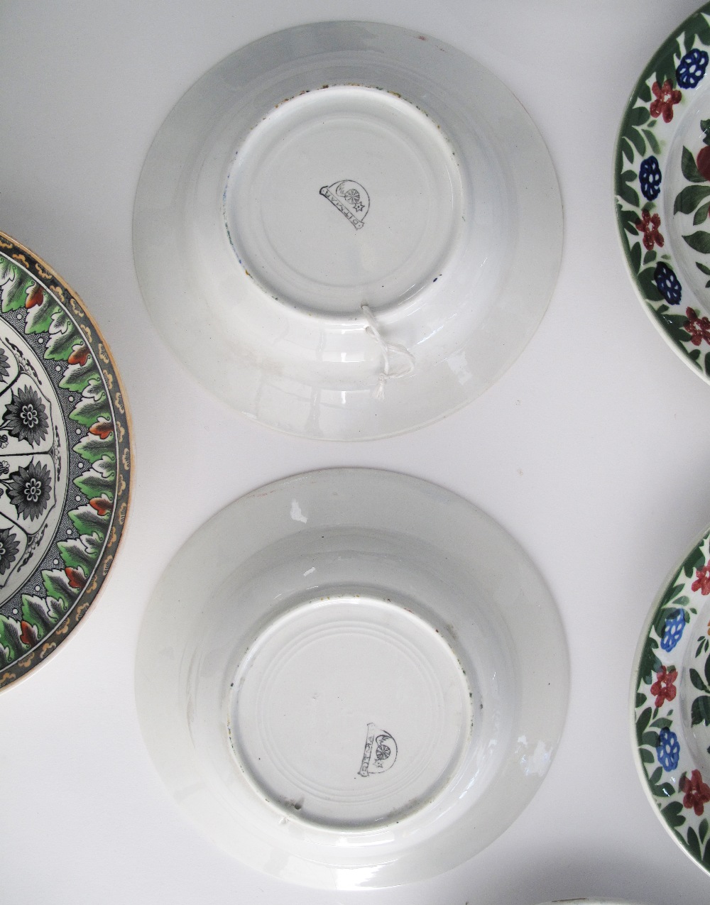 A collection of twelve antique Folk Art ceramic plates comprising six pairs of floral hand decorated - Bild 5 aus 13